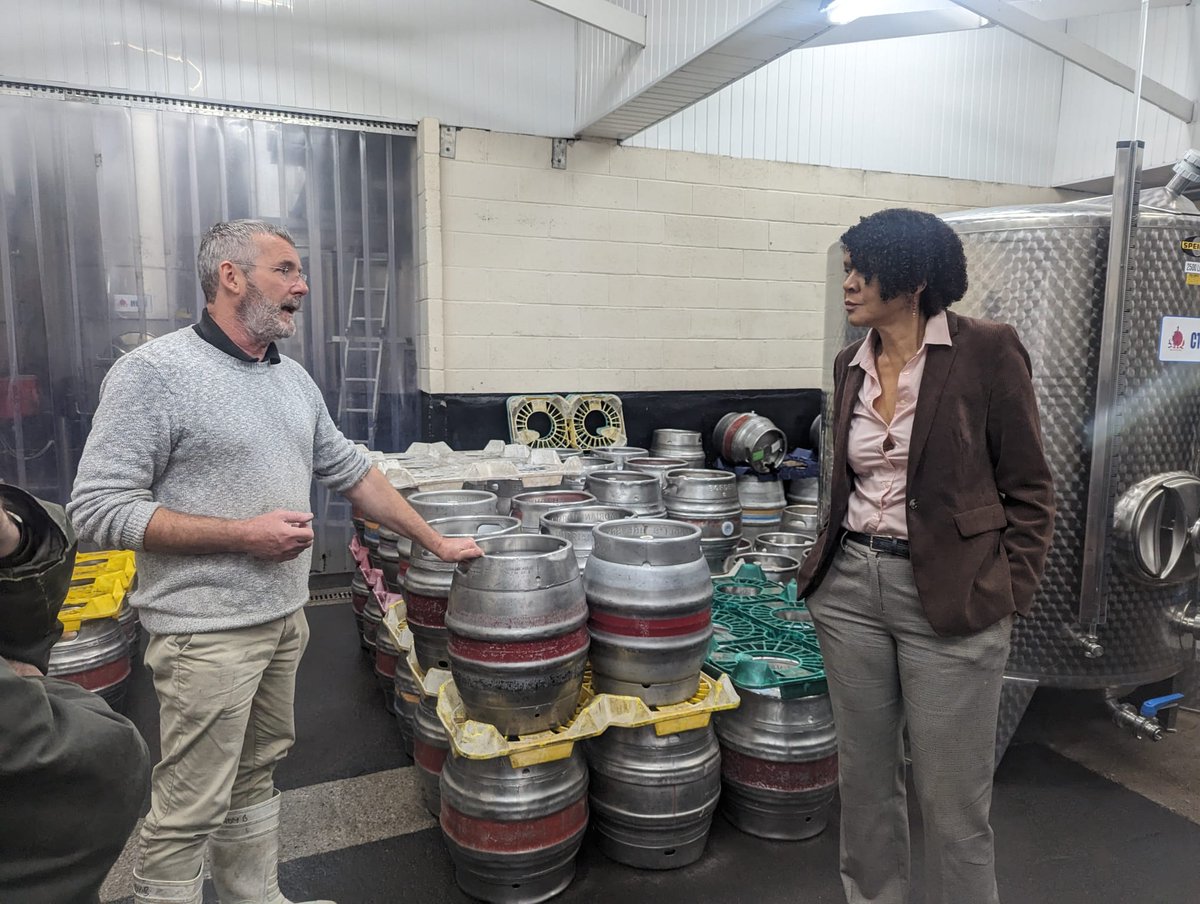ChiOnwurah's tweet image. It was brilliant to tour @Hadrianborder in #Newburn &amp;amp; get the inside track on how excellent ales such as Tyneside Blonde &amp;amp; Farne Island are brewed in #Newcastle. And they're proud to be a Living Wage employer 👏🏽👏🏽👏🏽 #ThinkLocalDrinkLocal