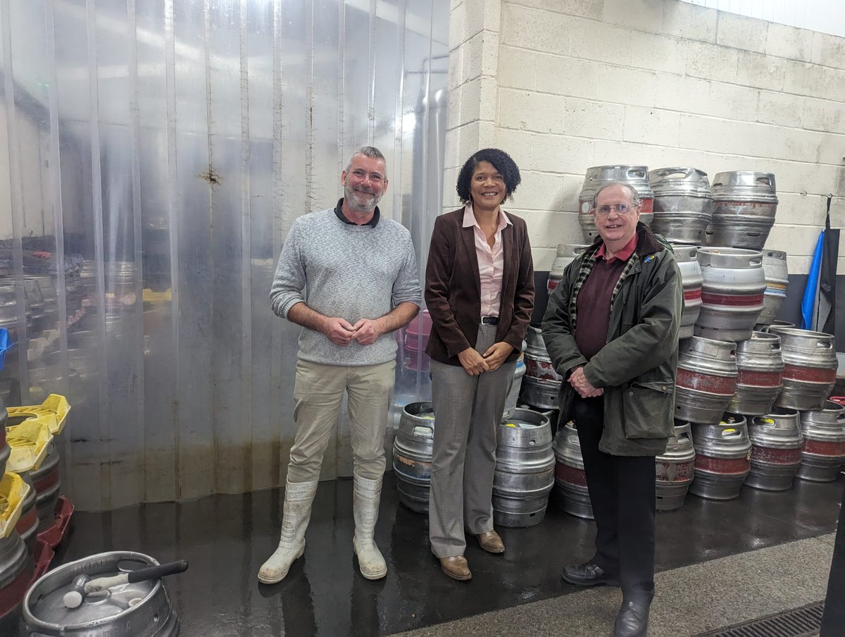 ChiOnwurah's tweet image. It was brilliant to tour @Hadrianborder in #Newburn &amp;amp; get the inside track on how excellent ales such as Tyneside Blonde &amp;amp; Farne Island are brewed in #Newcastle. And they're proud to be a Living Wage employer 👏🏽👏🏽👏🏽 #ThinkLocalDrinkLocal