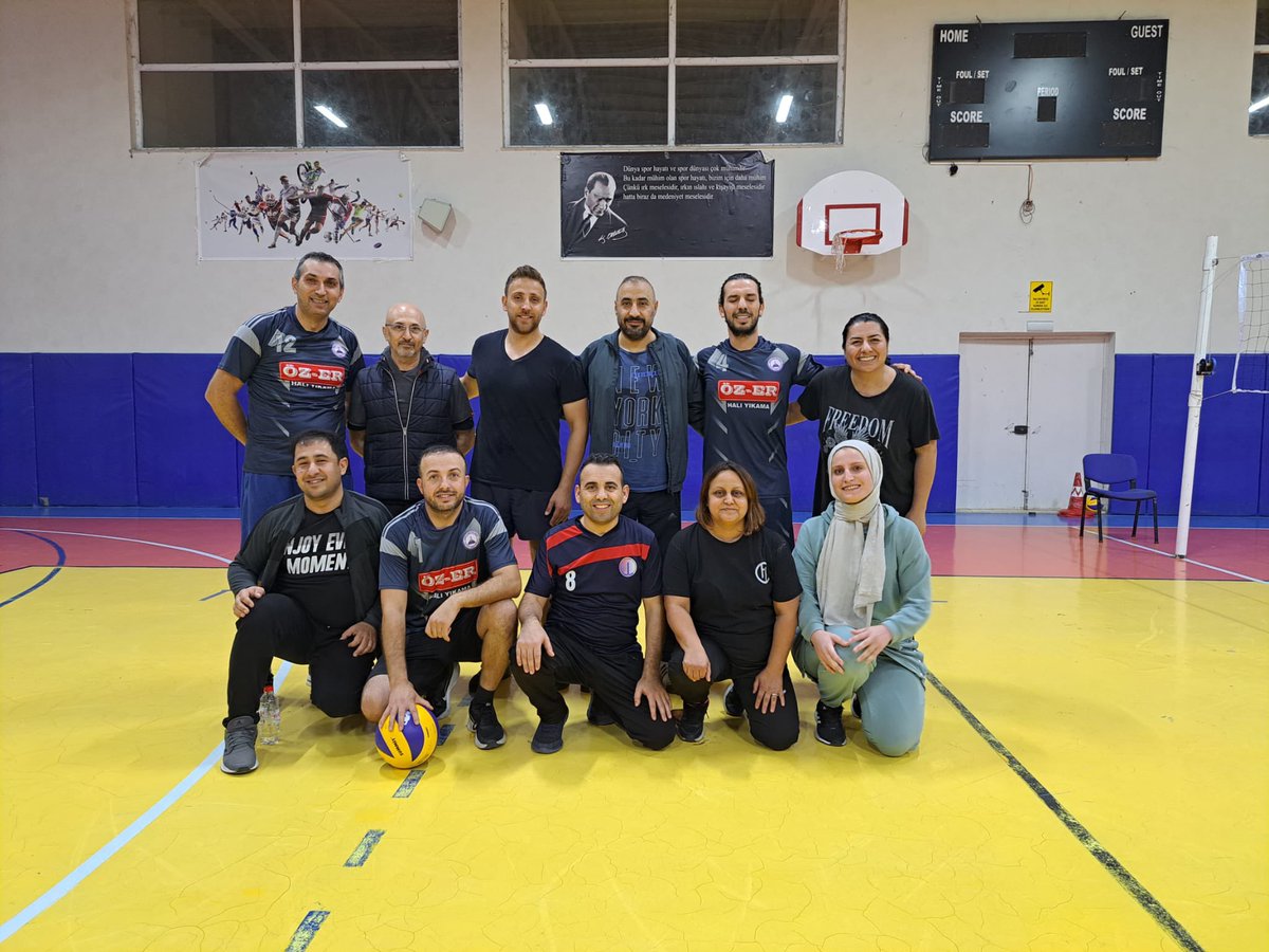 CorluFen's tweet photo. Okulumuz öğretmen voleybol takımı Gönüllü Hizmet Vakfı Aysel Abdullah Öğücü Ortaokulunu 2-0 yenerek turnuvada emin adımlarla ilerliyor. Öğretmenlerimizi tebrik ediyoruz 👏👏@tekirdagmem @CorluMem https://t.co/iIHLhhF71r