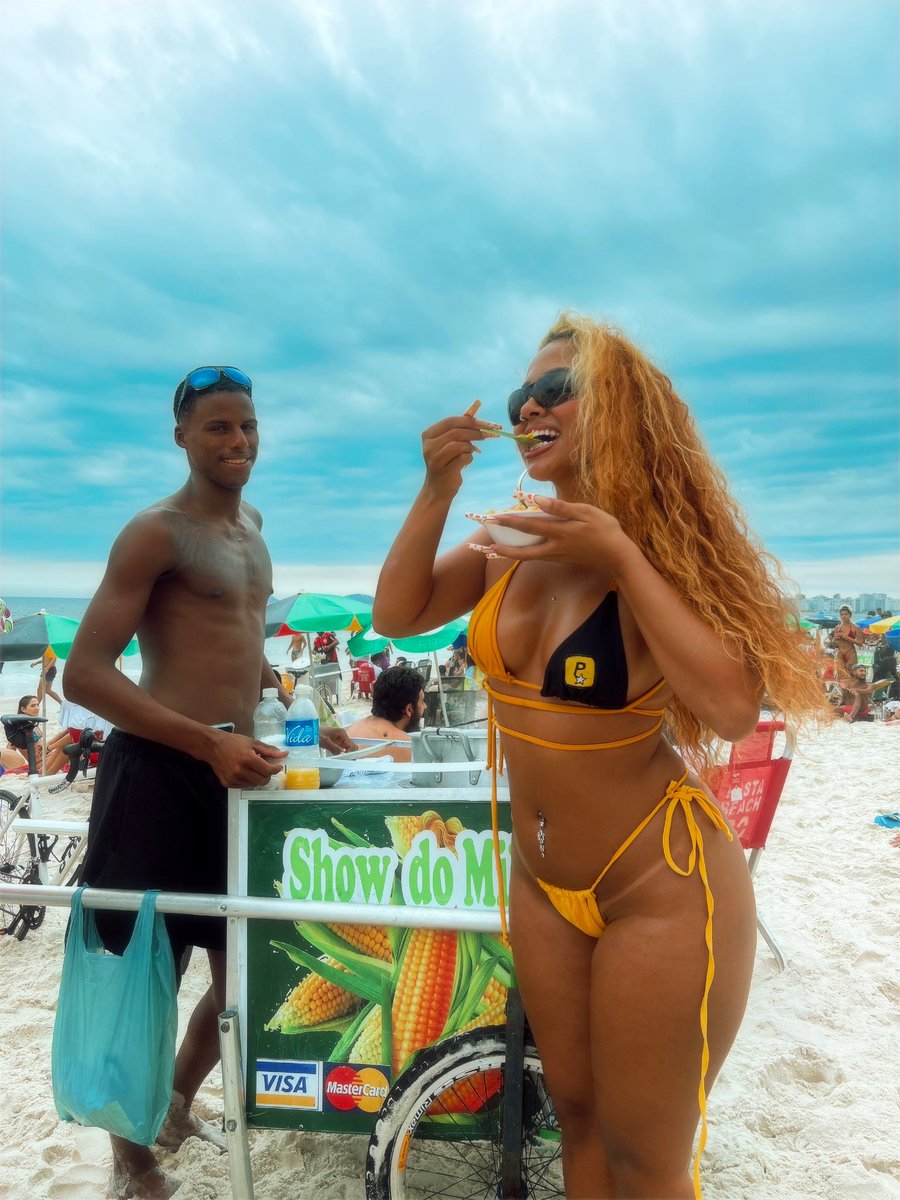 antes eu comprava matte na praia e perguntava se o vendedor queria tirar foto, agora eu tô ganhando milho na praia e sendo chamada pra fazer foto. 😂🧡