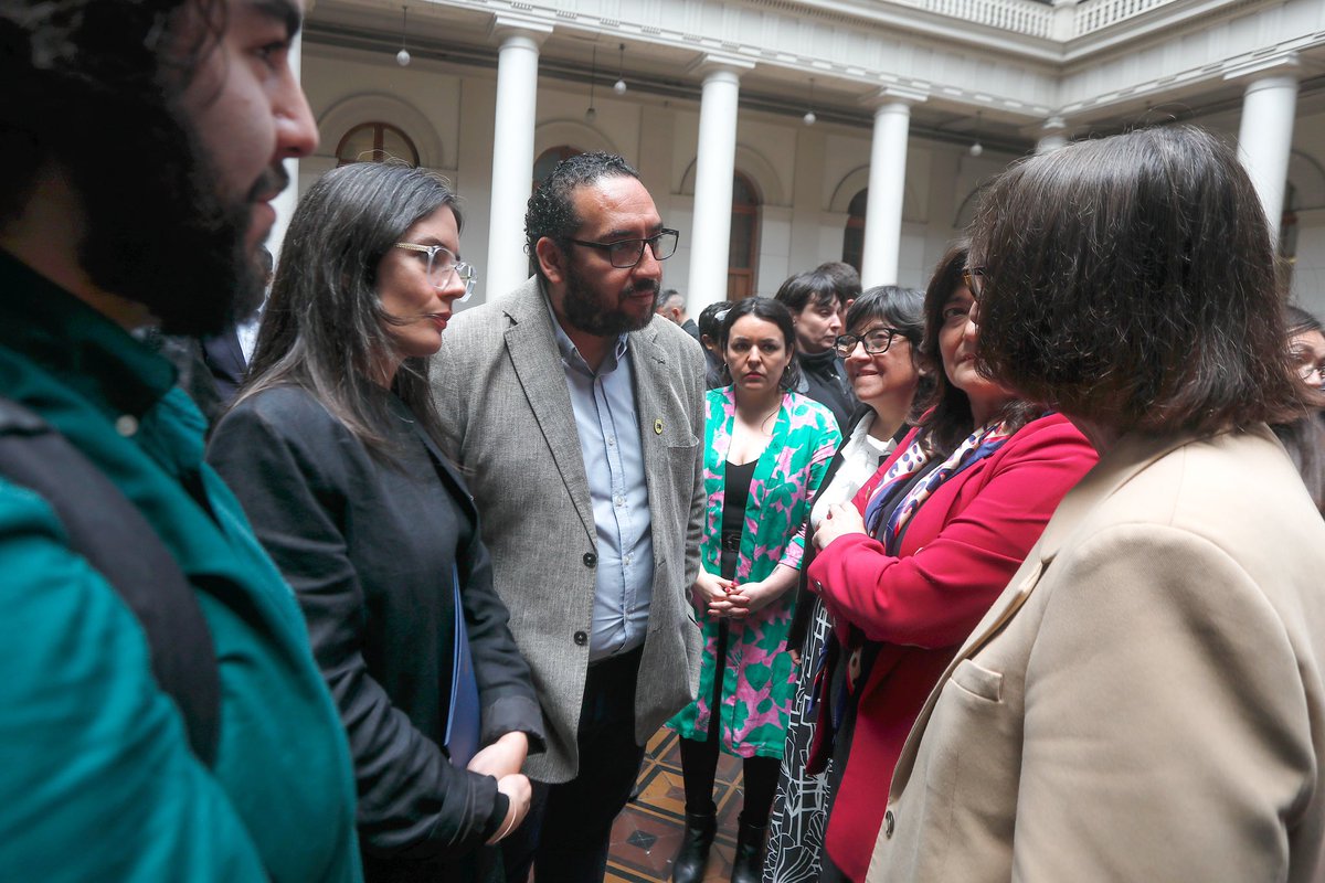 nico_cataldo's tweet photo. Cuando se observan las condiciones en las que se generan muchas veces las prácticas profesionales, que no son remuneradas y que implican desembolsar recursos en vestuario, movilización y otros, se puede comprender que el apoyo de la #BecaBAES y su extensión estival es importante. https://t.co/I85snwsWp0