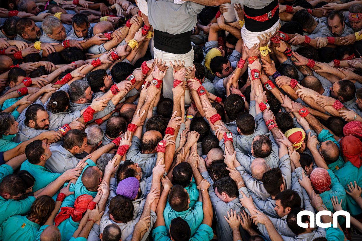 catalannews's tweet photo. 👫 Castellers de Vilafranca @Verds build nine-tier human tower with nine people in each, first-ever

Castellers competition on All Saints in Vilafranca del Penedès is one of major events in the calendar

📸 by @jordiborras and @xemisanchez 

More: https://t.co/zR4aTSkS3A https://t.co/GKEYRTPfsI