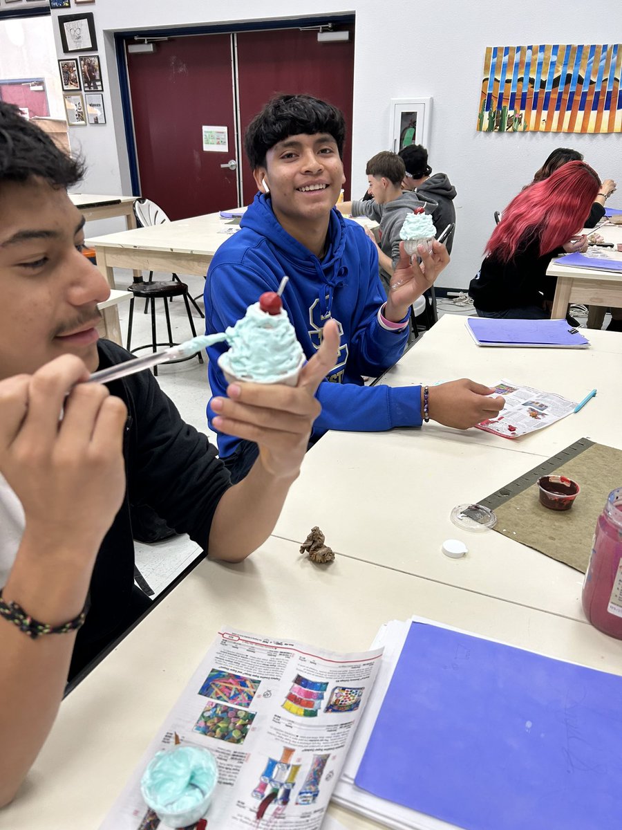 1st period making “frosting” for their cupcakes. They learned the basic sculpting techniques for this project 🤓
#SanEliArt #SEISDPassionPeoplePurpose