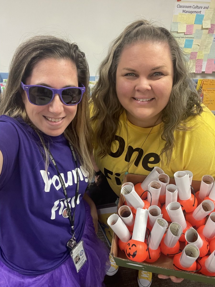 Fun times handing out PD in a pumpkin on Halloween. #AlwaysLearning <a href="/HumbleISD_BBE/">Bear Branch Elem</a> <a href="/JackieMDass/">Jackie</a> <a href="/Humble_ElemELA/">Humble ISD Elementary ELA</a>