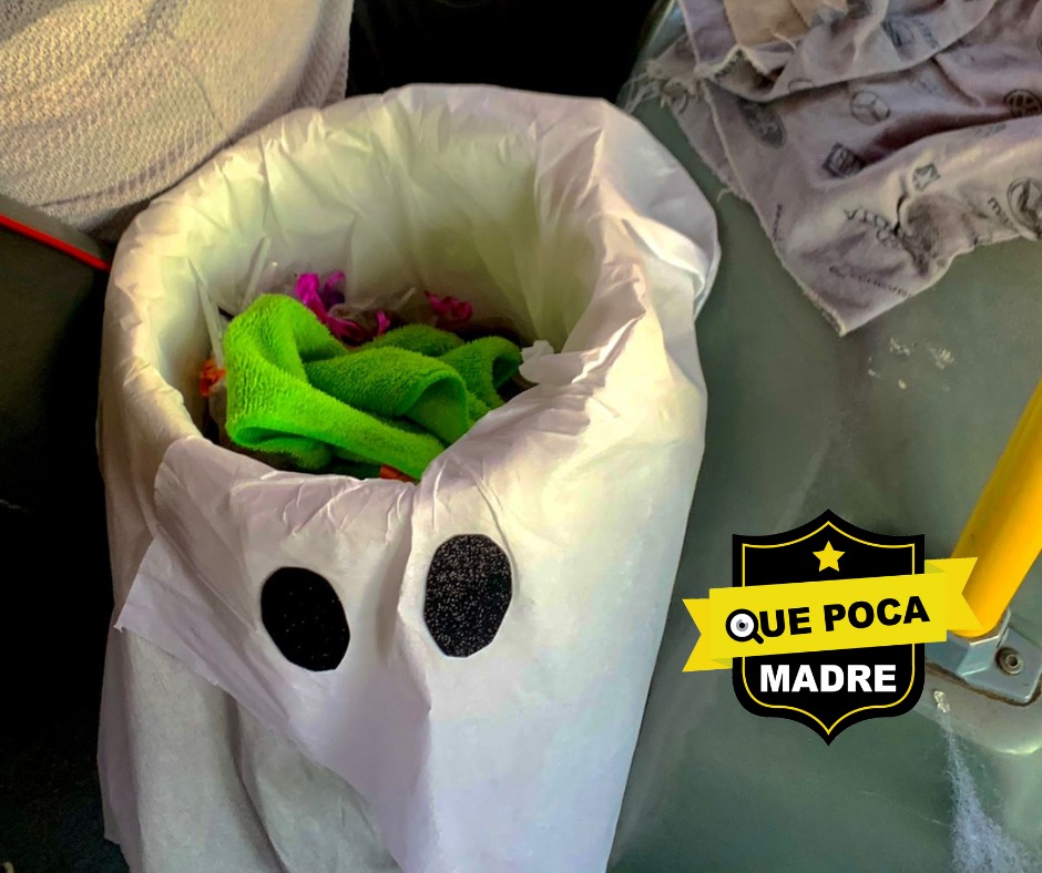 QuePocaMadre_Mx's tweet image. 💀‼️PEQUEÑOS DETALLES‼️🕯🚍 YA CASÍ ES DÍA DE MUERTOS Y ESTE CHÓFER DEL #ValleDeToluca LO SABE🥰

🔴#ReporteCiudadano

🗣Un #chófer de transporte público les hizo el día a su pasaje, regalándoles paletas y dulces a bordo de su unidad decorada de día de muertos.