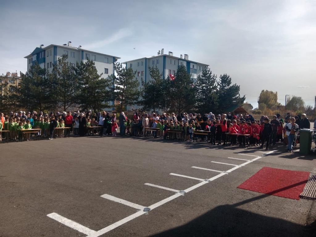 AziziyeFatih's tweet photo. Cumhuriyetimizin 100. Yılı kutlu olsun! 🇹🇷🇹🇷

@Erzurum_Mem
@yakupyildiz024 
@aziziyeilcemem
@ahmetenes2007
@FratAyd20848844 https://t.co/4rlYyNE4lP
