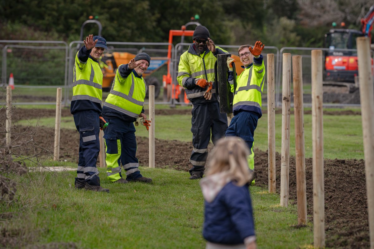 Over 50 residents came together to sow the seeds of the new Wildflower Meadow in Beckton Parks 🚜🌱

We were delighted to see residents of all ages get stuck in to help create a greener future for the parks👉orlo.uk/ki5u1 

@LDN_environment @WildLondon #RewildLondonFund