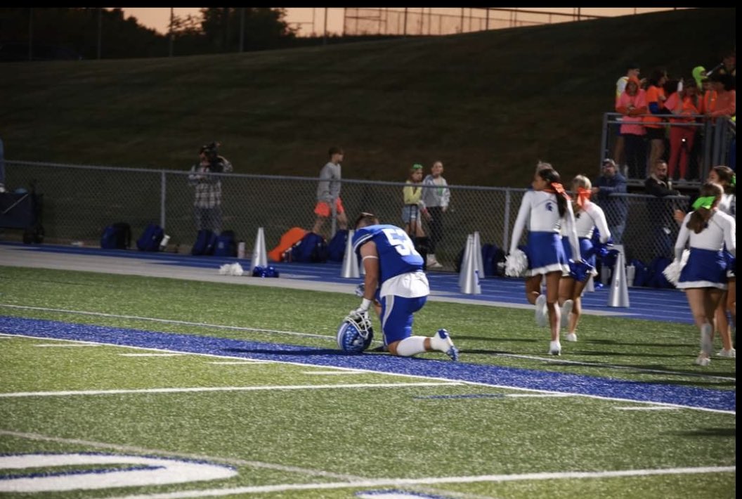 BrennanKnight1's tweet photo. Senior Season Highlights:
https://t.co/Qe7HsfaLJx.          54 TOT Tackles (21 Solo), 6 sacks, 4
TFL’s, 3 FUM REC.                                   @HempfieldAreaFB @_coachkeef https://t.co/TWZeItx8RV