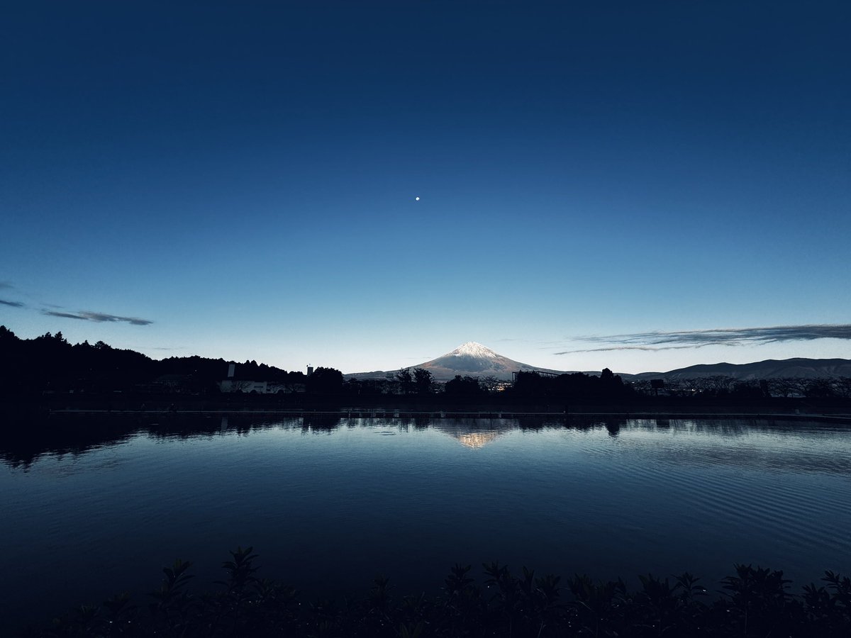 OwnerTOKKY's tweet photo. 今日は伊古の里の予定でしたが、予定を変更して初めての東山湖にHOOKの仲間達と😎

Bパールがない人には人権がない釣りとなりましたが、スプーンでもよく釣れてくれて楽しかったー！

Bパール買いに行かないとかな、、、CTカノマは絶対買う。

これがよく見る富士山🗻

#krtfishingclub https://t.co/LDHXwv0rf1