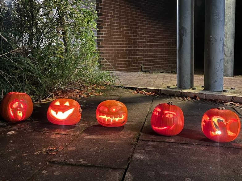 We love these spooky pumpkins carved by our Gold DofE students last night!👻🔥 Look at their awesome designs, including one with our very own logo👏 Instead of throwing your pumpkins away, you could make a tasty soup🍵or add them to your compost😊 #halloween #pumpkincarving