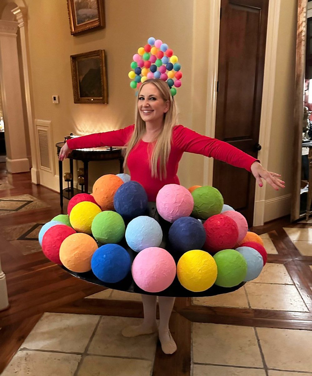 I always have a ball making Halloween costumes!! And this time it was a Bauhaus Ball! Love to you all 😘❤️