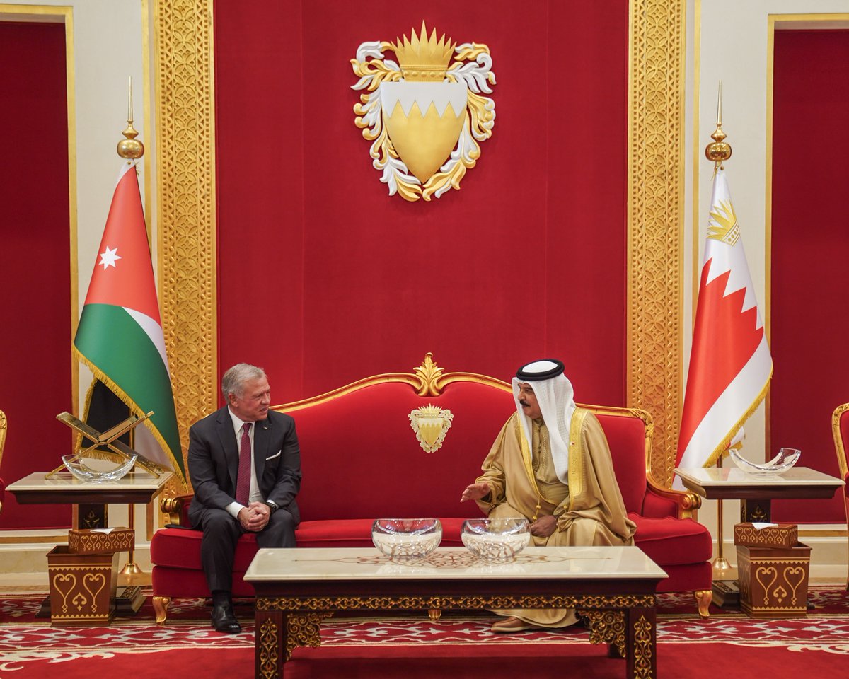 RHCJO's tweet photo. جلالة الملك عبد الله الثاني يؤكد خلال لقائه في قصر الصخير جلالة الملك حمد بن عيسى آل خليفة ملك مملكة #البحرين ضرورة وقف الحرب والعمل نحو هدنة إنسانية في #غزة، بحضور سمو الأمير الحسين بن عبدالله الثاني، ولي العهد 
#الأردن 

تفاصيل: 
https://t.co/LENGzwN1se https://t.co/Or63HIDnFq