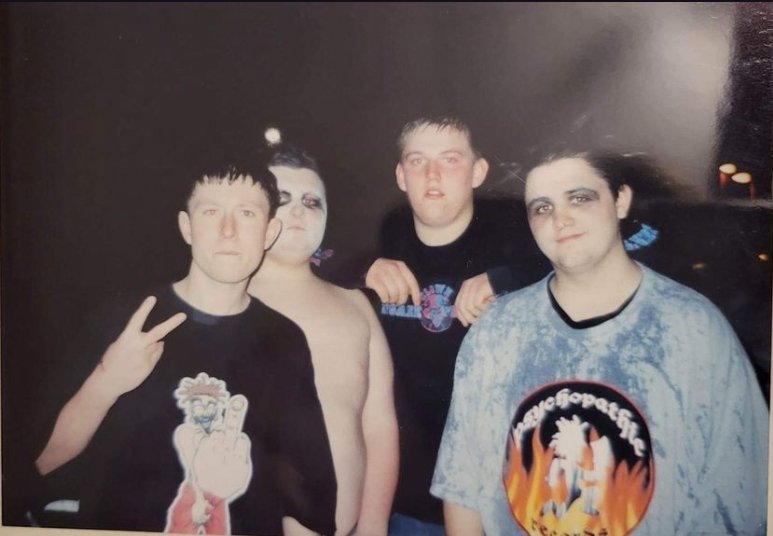 EdgarAllanDro17's tweet photo. Mar 10, 2005 psychopathic Allstars tour bogarts Cincinnati, OH. @gothominc #anybodykilla #jumpsteady @BlazeYaDead1 damn we was young af! I'm the shirtless guy 🤣 https://t.co/SQT2PzW1YC