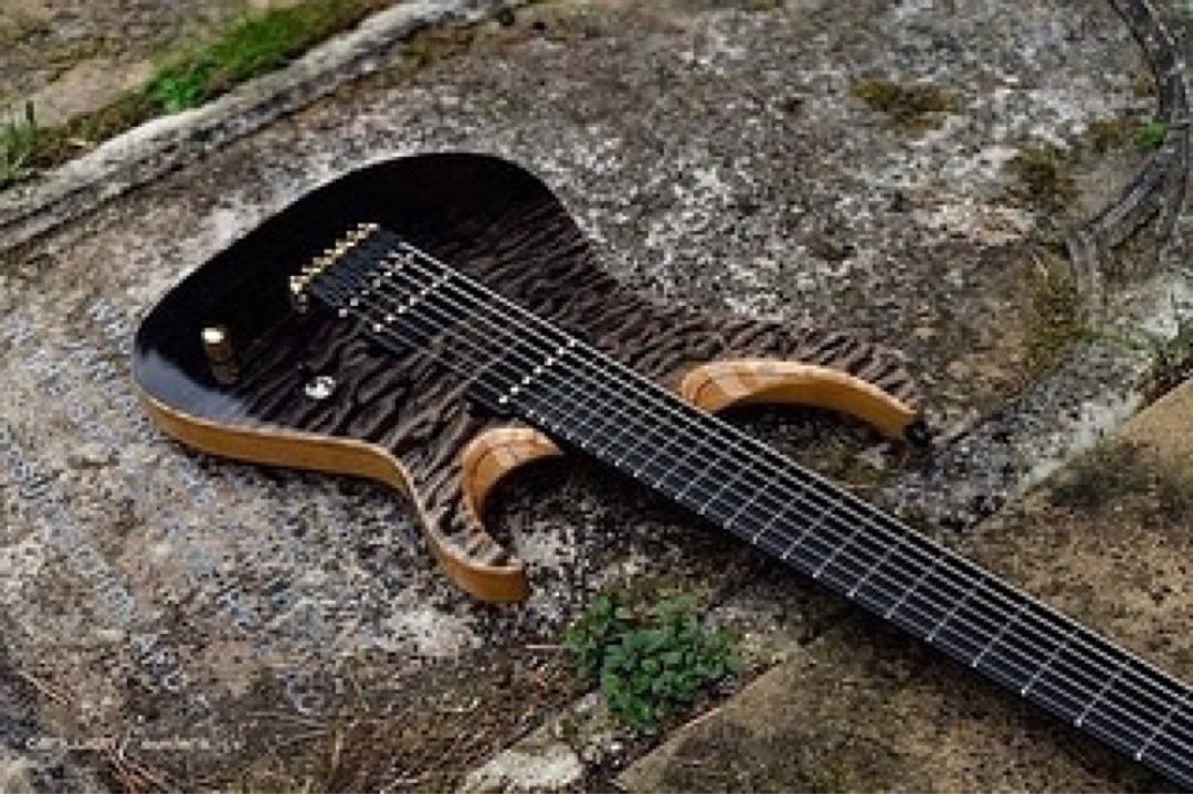 RichliteFretbrd's tweet photo. The beautiful @carillionguitars riff machine for @goonzibfw is such a piece of art!

#makeitwithpaper
#richlitefretboard
#carillionguitars
#handmade
#luthier
#madeinengland
#sustainable 
#guitar
#whatsonyourbench https://t.co/szu9WnkYD8