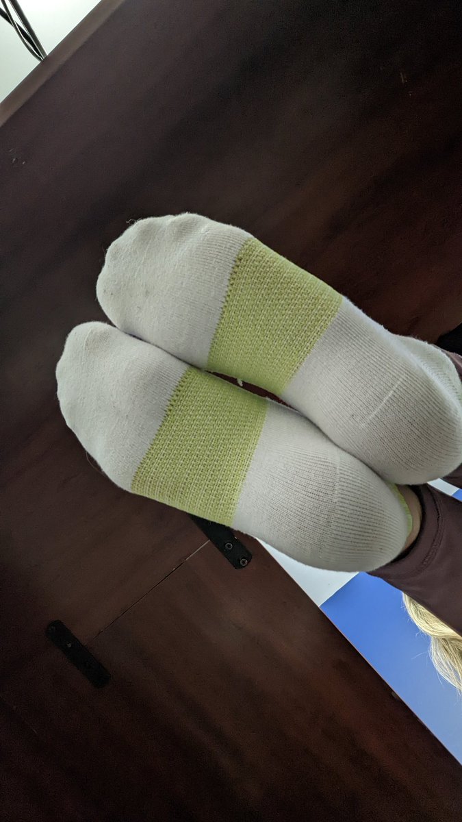 KFootPrincess's tweet photo. Under desk views. #socks #whitesocks #gymsocks #feet #smellysocks https://t.co/dnsMdFs8NT