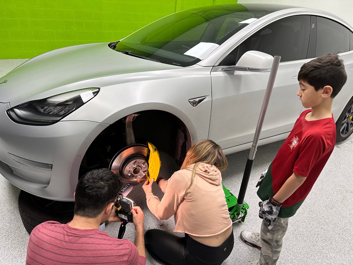 TSportline's tweet photo. @ItsKimJava showing us how it's done in Atlanta, GA โ a caliper cover install with a touch of style! ๐๐ซ
#tsportline #kimjava #model3 #tesla #teslamods #teslamotors #teslamodel3 https://t.co/bHckPLBA6W