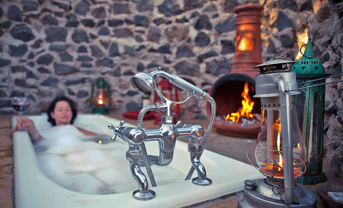 room with a phew ! @lewa_house.  Designed as rain capture units each 'earth pod' has eye stretching views for smiiiiles