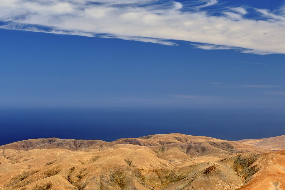 PetrPazour's tweet photo. Na ostrově Fuerteventura si člověk může často připadat jak na jiné planetě. https://t.co/FMDbfrsOfN