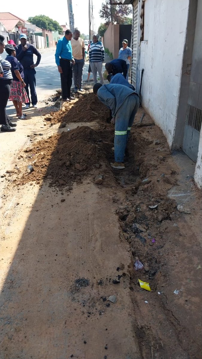 CityPowerJhb's tweet photo. #ReuvenSDC #OutageUpdate
#RobertshamSubstation (Booysens Distributor) cause of outage: Vandalised infrastructure, a cable was stolen. Affected areas include Booysens and Ophirton.
Repairs are currently in progress. ETR will be provided once available.
We apologise for the inconvenience caused. ^NT