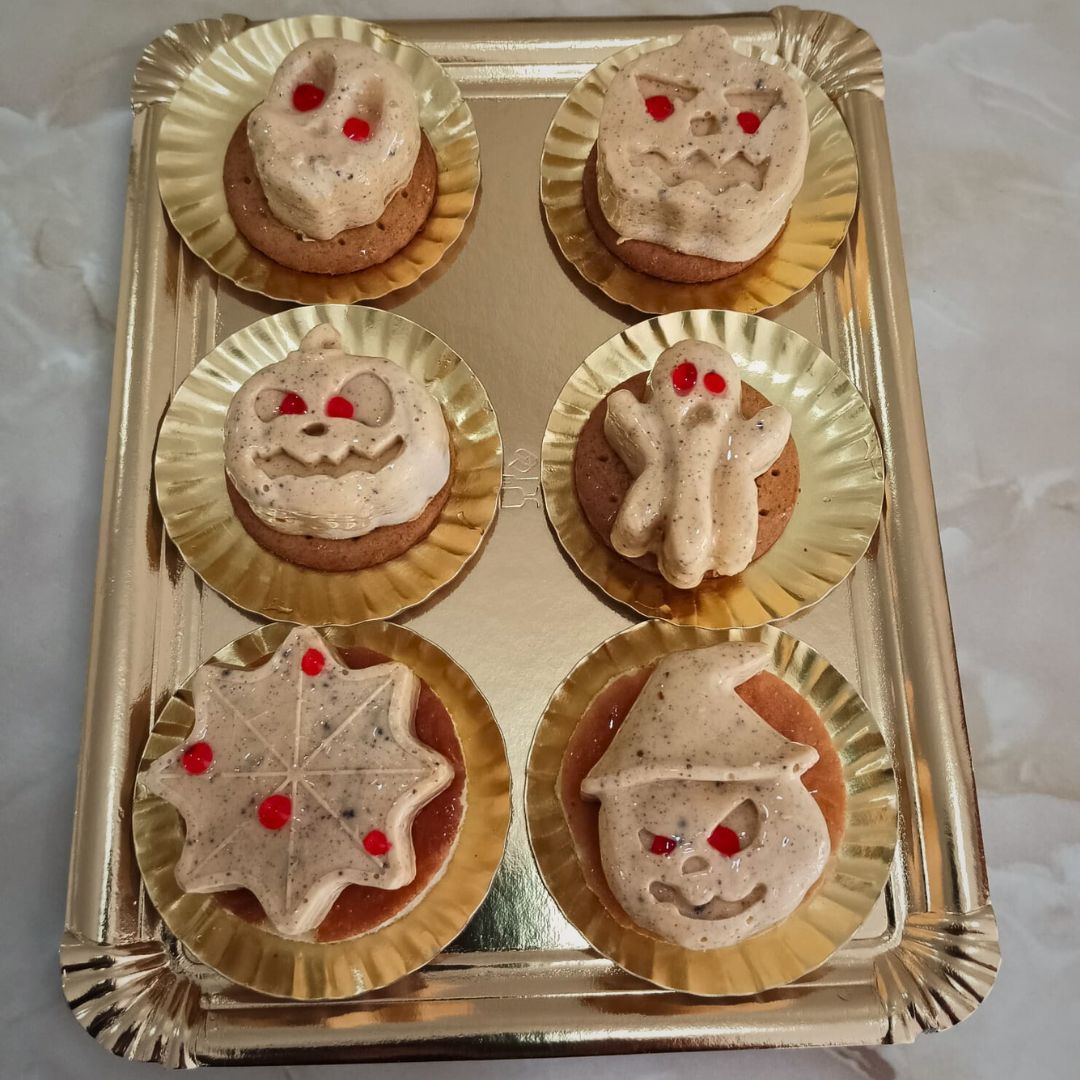 Hoy, en el Día de Todos los Santos, nuestra ciudad se llena de tradiciones y recuerdos ✨ Los puestos de flores desbordan color y los dulces tradicionales llenan el aire con su delicioso aroma. Además, os compartimos un fragmento del poema 'Elegía Anticipada' de Luis Cernuda 🕯️