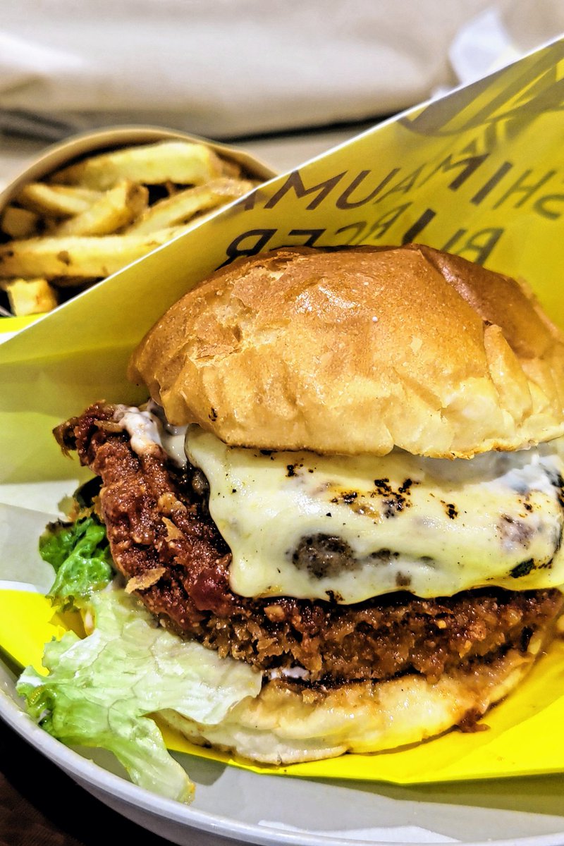 haruki_neon's tweet photo. 今日open💐✨した『シマウマバーガー🍔』に行って来たよ🏃‍♂️💨
初参戦だから基本の🍔か人気No.1のを選びがちだけど～自分はパンチのあるやつ狙いたくて『淡路島炙りチーズバーガー🍔🧀』+🍟&amp;🧋に☝️
淡路牛🐮🥩パティに淡路島産の玉ねぎ🧅フライが挟んであるのが特徴みたい🍔✨
炙り🧀濃厚だった…🤤🎵 https://t.co/PS1oGXn2g2