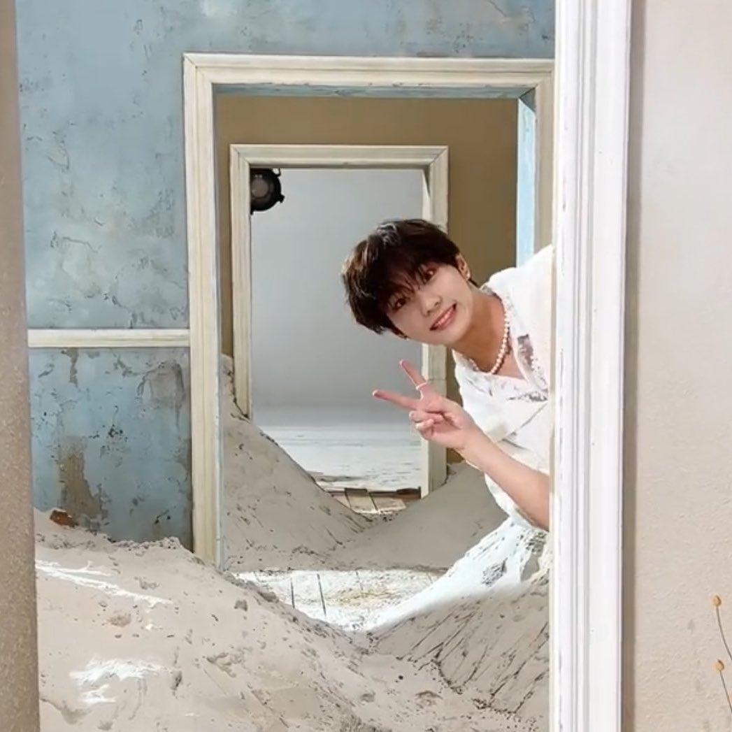 pocketz peeking in tiny 🤏🏻