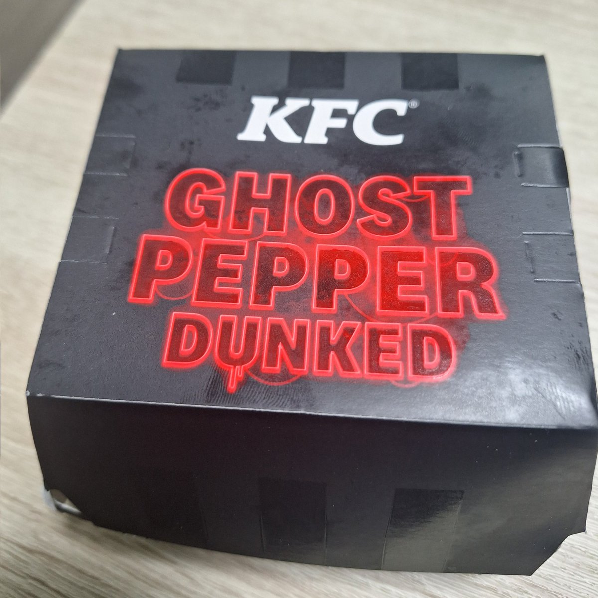 leerongreen's tweet photo. So, I just tried the #kfcghostpepperburger (zinger), which is pretty average in my opinion. The colonel sauce seems to kill the spice level. If it had zinger sauce, it could have probably tasted better. The ghost pepper sauce is giving Samyang but heavily waterd down #KFC #review https://t.co/KoUi24E8bT
