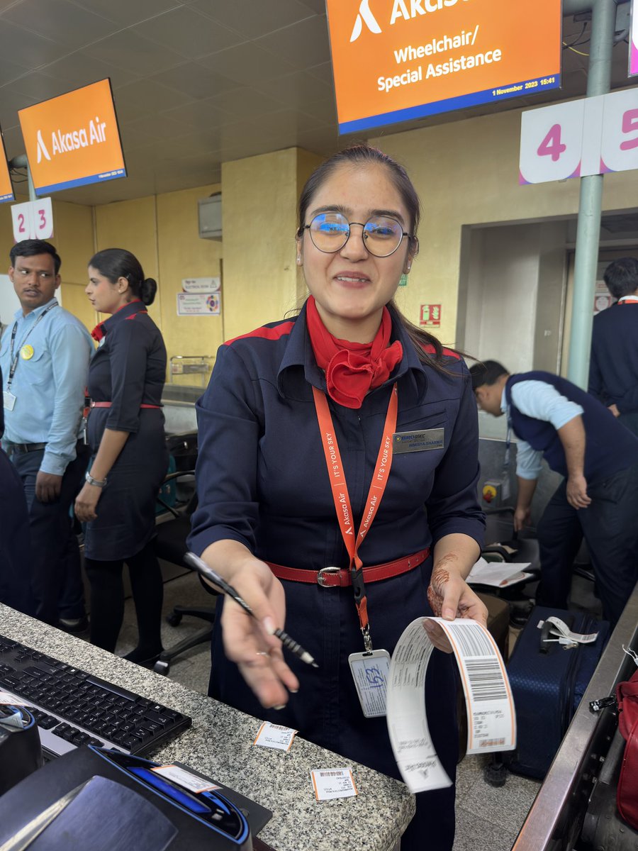 shaanehind's tweet photo. @AkasaAir check in crew member  Nimisha Sharma at Lukhnow Airport is so kind and helping 
Thank you ……😘😘🥰
#AkasaAirlineslukhnow #akasacrewLukhnow #AirlineLukhnow https://t.co/aOWmf1bV4B