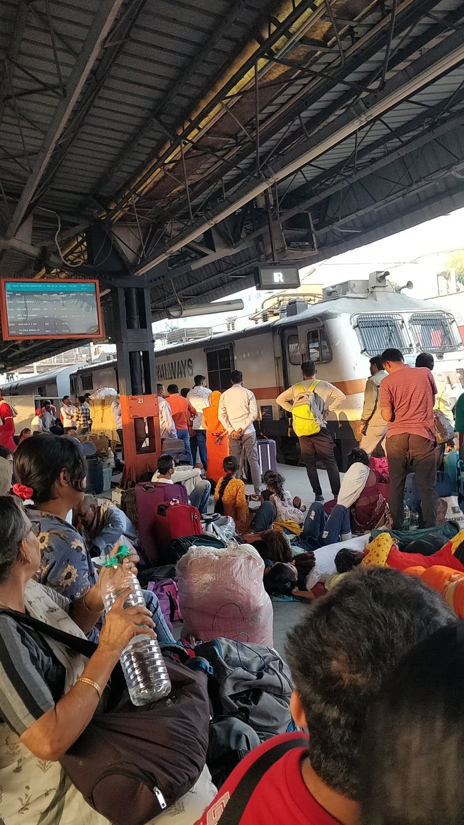 AjaykMittal2014's tweet photo. Comes at 1641 hr.... Scheduled for 1630 hr. Indian railways. https://t.co/Mw1qLWeDrD