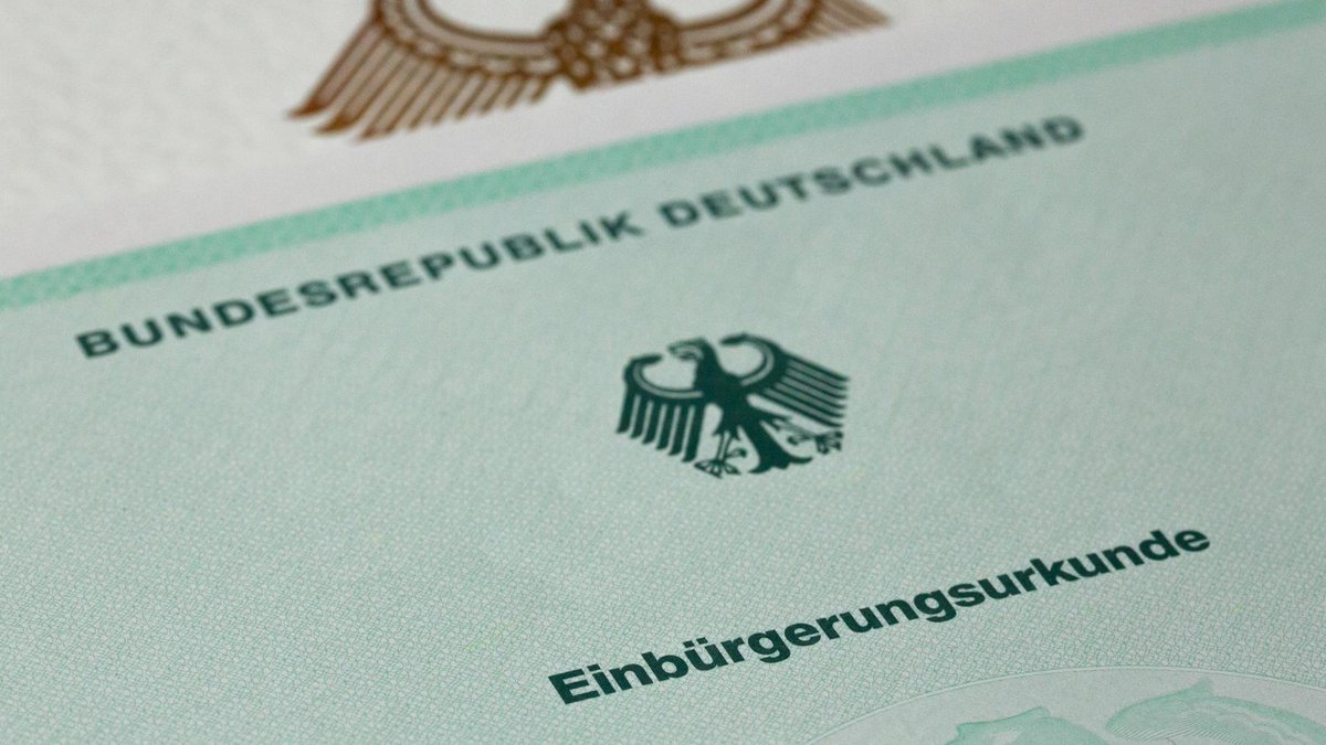 How do immigration policies and narratives matter for citizenship and new citizens?
I got to be the interviewee for once (😱) and talk about my research at <a href="/SocialCitizens1/">Social Citizenship & Migration</a>. 🗂️
universiteitleiden.nl/en/news/2023/1…