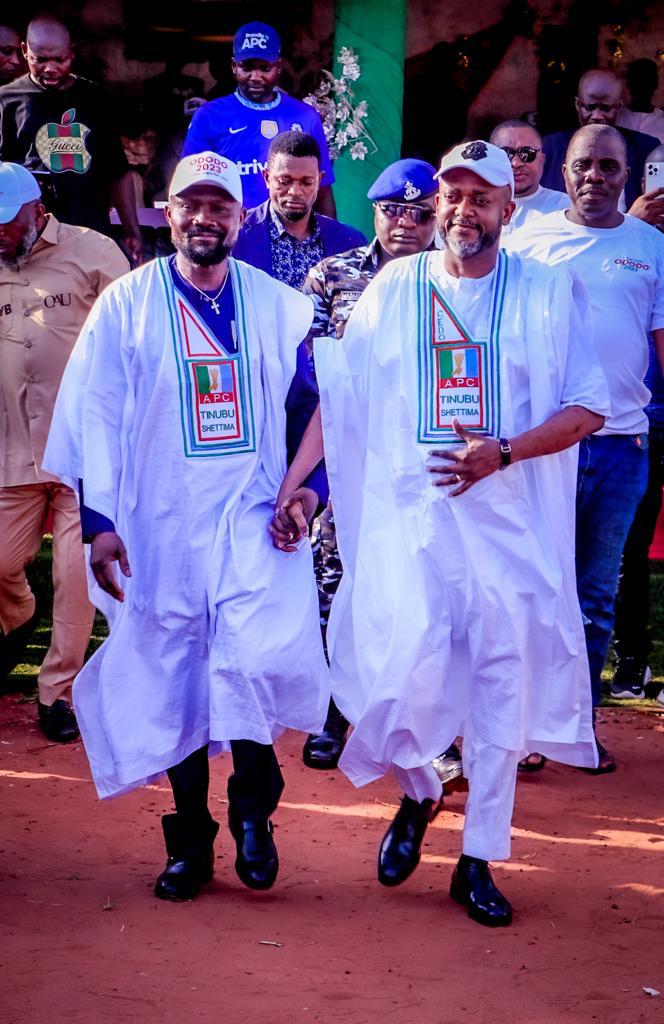 CMT_Kogi's tweet photo. Kogi State Deputy Governor, Chief Edward @ed_onoja Receives Former Kogi PDP Guber Aspirant, Joe Erico into APC..
...Reminds Olamaboro Youths of Aversion to Gun Politics" - CPS Promise Emmanuel
https://t.co/gkddLbswOB
#OAU2023 #KogiDecides2023 @KingsleyFanwo #KogiDecide https://t.co/jnUG8M7AKa