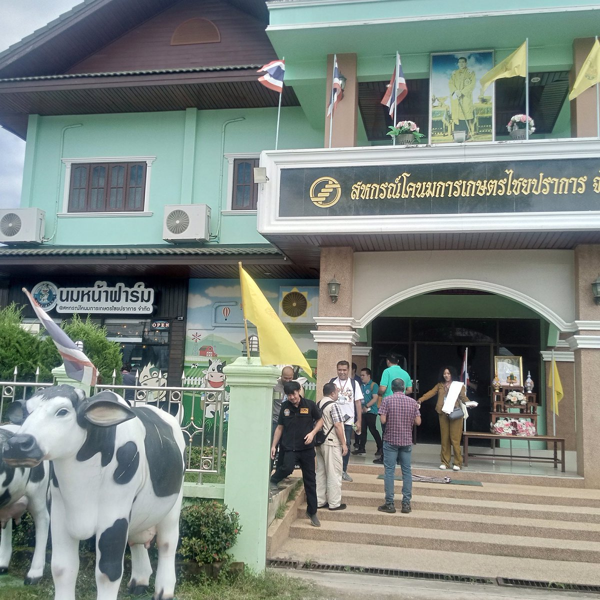 Antoinett2002's tweet photo. Today I was part of the Delegates from (GASL)who attended a Field trip to Chaiprakarn Dairy Cooperative in Chang Mai Thailand. They assist farmers in rearing livestock , providing high quality milk &amp; feeds,data collection,Storage spaces ,loans &amp; marketing .
#Sustainablelivestock https://t.co/wEJ7YVUiQX