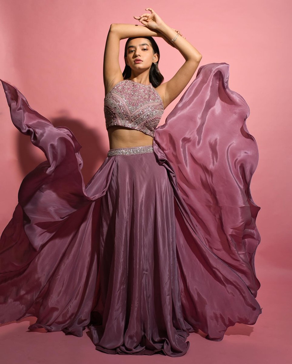 Rami1stFan's tweet photo. while we were enjoying blurred pic 
Sengel was enjoying her photoshoot

#AnushkaSen #Anushkians #Beautiful #Diva #Fashion #Style 👼 https://t.co/1eqb4zWe4K