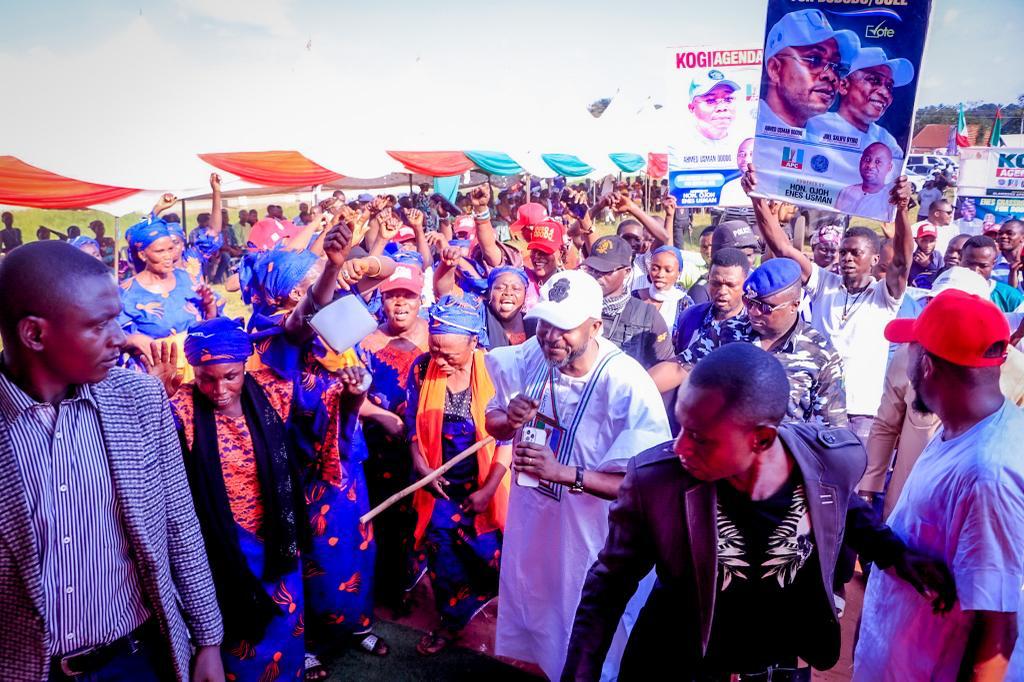 CMT_Kogi's tweet photo. Kogi State Deputy Governor, Chief Edward @ed_onoja Receives Former Kogi PDP Guber Aspirant, Joe Erico into APC..
...Reminds Olamaboro Youths of Aversion to Gun Politics" - CPS Promise Emmanuel
https://t.co/gkddLbswOB
#OAU2023 #KogiDecides2023 @KingsleyFanwo #KogiDecide https://t.co/jnUG8M7AKa