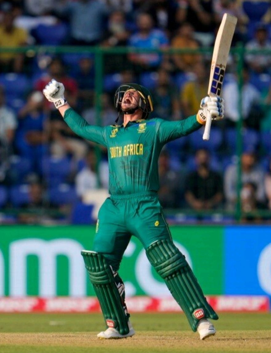azmiexpress24's tweet photo. HUNDRED 💯 FOR DE KOCK ..!!!

He scored 100 runs in 103 balls with 8 fours and 3 sixes. Fourth century by him in this World Cup 2023.

- Unbelievable performance by De Kock..!!!

#NZvsSA #Dekock #ICCWorldCup https://t.co/4lei0C0CeJ