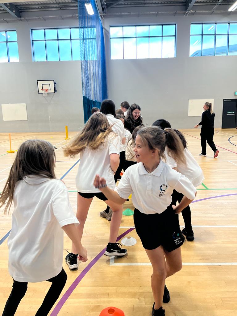 Amazing @@ccbschools Cricket session for Year 7 & 10 girls today with Jo 🏏🏏🏏 lots of batting, fielding activities - high levels of engagement @CCBWandG