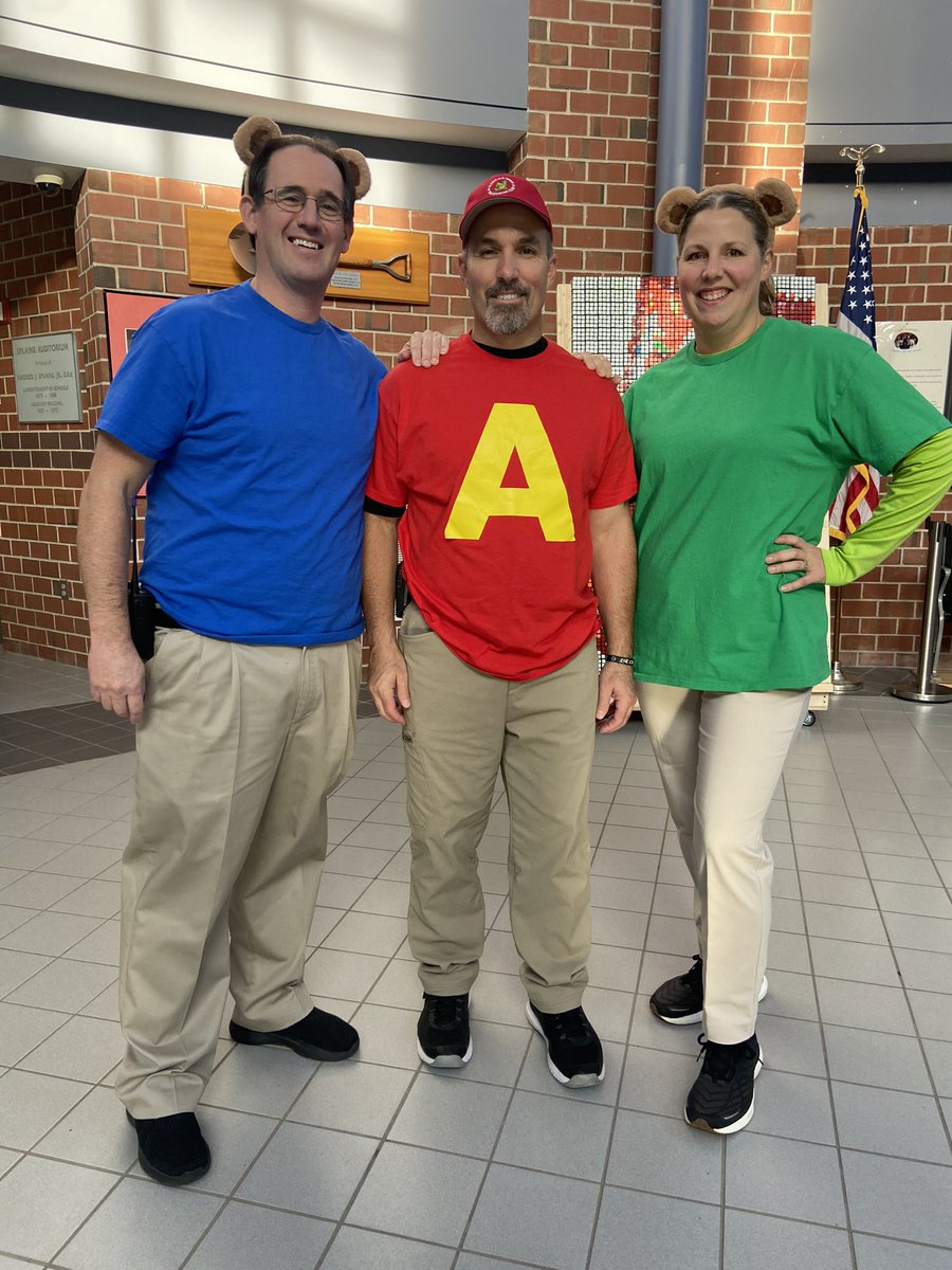 MrsBenoitNMS's tweet photo. Fun Halloween at NMS!  @NortonMiddle @MrTenglinNMS https://t.co/GmxezsJYmR