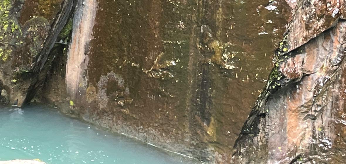 En Boyacá encontraron las huellas de dinosaurio mejor conservadas del país 🦕 Las huellas fueron halladas en el municipio de Santa María, exactamente en el Pozo La Calavera que integran el cuerpo hídrico del Río Batá 🏞️. En ese lugar, y según lo relata la agencia se noticias de