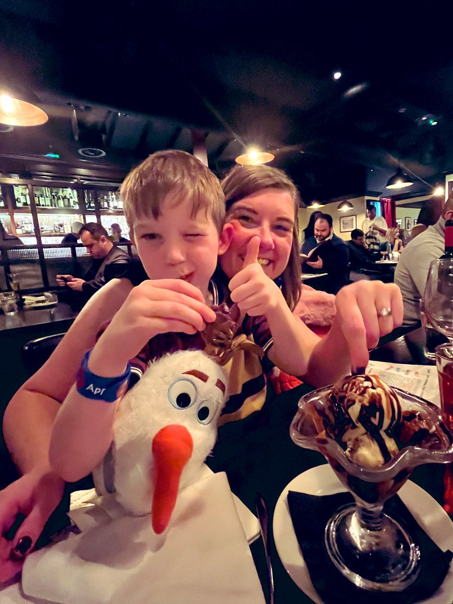 Matt_D_Goodman's tweet photo. Absolutely awesome time in the big smoke watching Frozen โ๏ธ, S Club @sclub ๐ ๐ชฉ & finishing it off with the best steak ๐ฅฉ at Goodmanโs of Mayfair! Fav new phrase โHygeeโ #Frozen #TeamGoodman #GoodmanMayfair #GoodmansOnTour #SClub #Olaf #Hygge #London #WestEnd https://t.co/7fkr3a0MSp