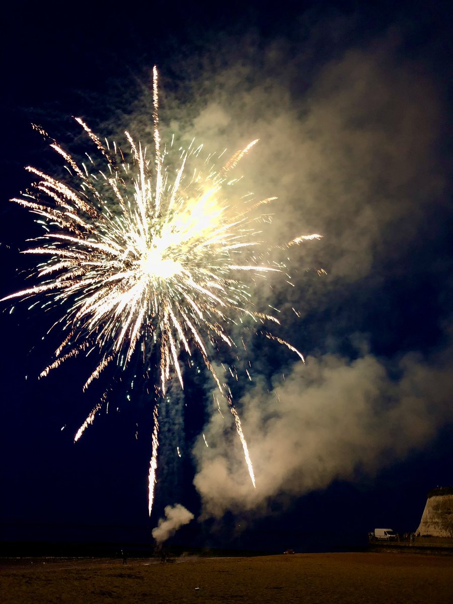 BBroadstairs's tweet photo. How about a weekend away with a front row seat to a coastal firework display?💥 
If you don’t want to be outside you can watch the fireworks from the comfort of Nickleby Nook - our top floor apartment with views of Viking Bay 🌊💥

#broadstairs #fireworks #kent https://t.co/97TV5eTHp2