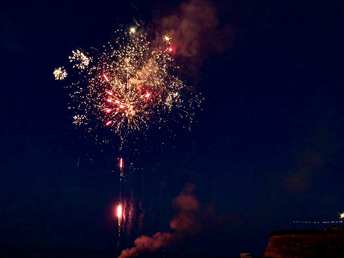 BBroadstairs's tweet photo. How about a weekend away with a front row seat to a coastal firework display?💥 
If you don’t want to be outside you can watch the fireworks from the comfort of Nickleby Nook - our top floor apartment with views of Viking Bay 🌊💥

#broadstairs #fireworks #kent https://t.co/97TV5eTHp2