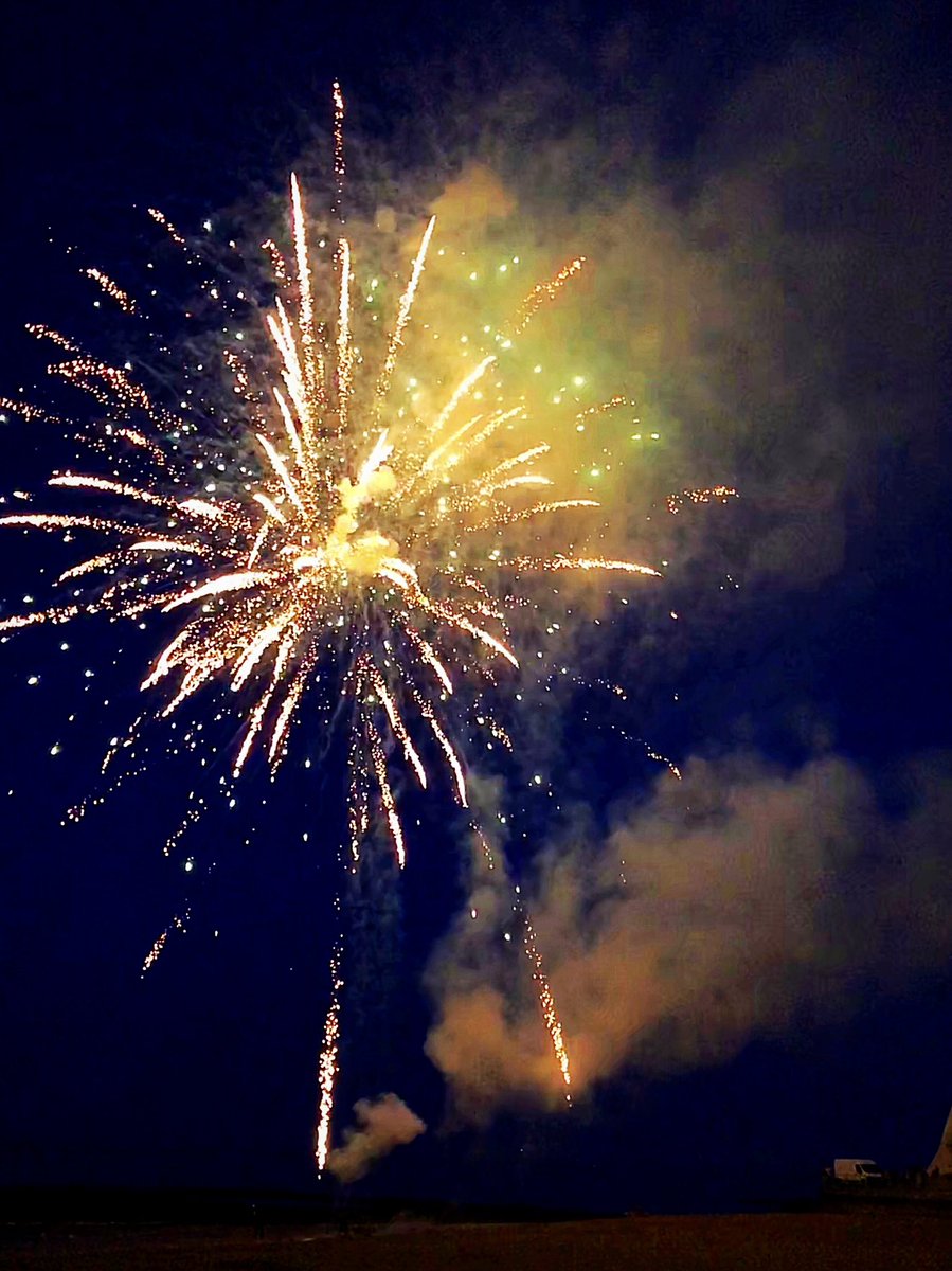 BBroadstairs's tweet photo. How about a weekend away with a front row seat to a coastal firework display?💥 
If you don’t want to be outside you can watch the fireworks from the comfort of Nickleby Nook - our top floor apartment with views of Viking Bay 🌊💥

#broadstairs #fireworks #kent https://t.co/97TV5eTHp2