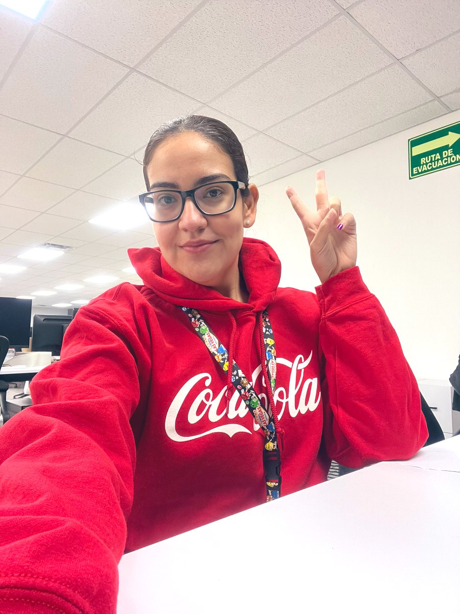 YuridiaSalinas's tweet photo. Ya andamos con el mood #CocaCola #NicolaPorcella 🥶❄️🎅🏻🫶🏻 https://t.co/WnVz7yFpp2