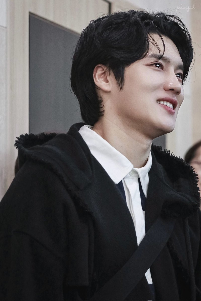 별 박은 눈으로 소녀들 보는 오빠 유죄🥹