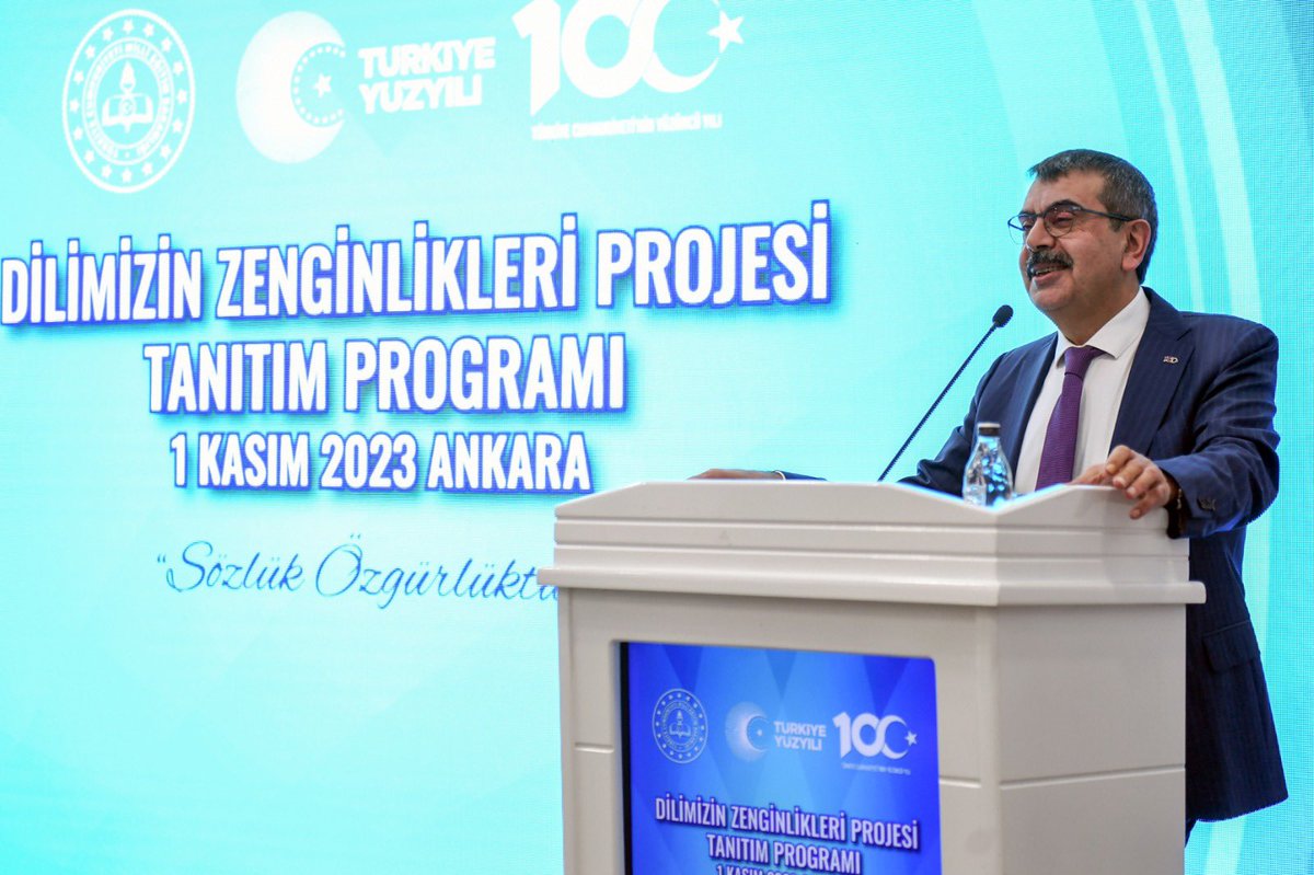 Yusuf__Tekin's tweet photo. “Dilimizin Zenginlikleri Projesi” Tanıtım Toplantısını gerçekleştirdik. Projemizle birlikte öğrencilerimizin dört dil becerisini güçlendirmeyi hedefliyoruz. 

Proje kapsamında dilimizin öğrencilerimiz tarafından doğru kullanımı için okul öncesinden liseye tüm kademelerde öğrencilerimizin ilgi, istek ve yeteneklerine uygun faaliyetler gerçekleştirerek uygulayacağız. Her kademedeki öğrencilerimiz için ayrı ayrı eylem planlarıyla evlatlarımızın Türkçemizin zengin varlığından istifade etmesini istiyoruz.

“Sözlük Özgürlüktür” sloganıyla başlayan projemizde, sözlük okuma etkinliğini merkeze alıp aile buluşmaları, etkileşimli kitap okuma, uzmanlarla söyleşiler, Türk klasikleri ve şiir okumaları gibi farklı birçok etkinlik yer alacak.

Türkçemizin güzelliklerinin bugüne ulaşmasına vesile olan tüm değerlerimizi rahmetle yâd ediyorum. Onlar kadar kıymetli eserler bırakacak evlatlar yetiştirmek için bu projeyi önemsiyorum.

Türkçemize hizmet edecek bu projenin hazırlanmasında emeği geçen herkese teşekkür ederim.