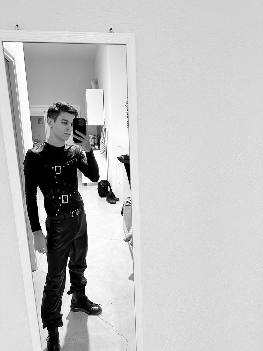 DanZ23's tweet photo. Un po’ Edward un po’ Mengoni a Sanremo. #Halloween https://t.co/1E2mBtRENO