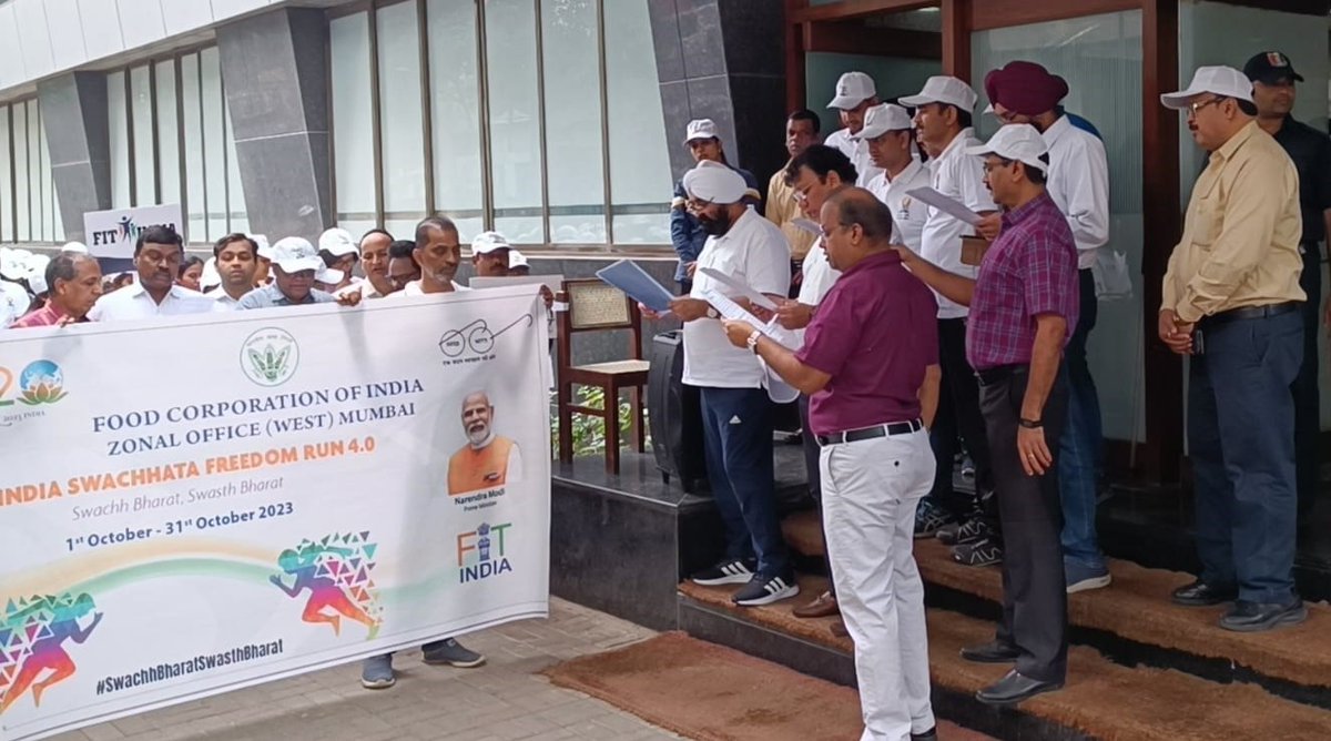 Fci_maharashtra's tweet photo. Food Corporation of India, RO Maharashtra conducted Fit India Swachhta Freedom Run 4.0, #RunForUnity with the theme "Swachh Bharat-Swasth Bharat" on 31.10.2023. #FitIndiaCampaign 
@FCI_India @fooddeptgoi @FciWest https://t.co/s3NRsCqADj