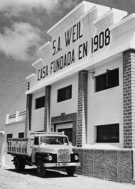 CReportajes's tweet photo. Publicamos nuevo reportaje sobre la historia Weil, empresa que lleva más de 100 años implantada en Ceuta. Fabricó productos tan míticos en Ceuta como el Kist de diferentes sabores (naranja, limón o cola) o los sifones recubiertos de plástico de color azul
https://t.co/HEZj4Ymv0B https://t.co/LtOKTk7iiz