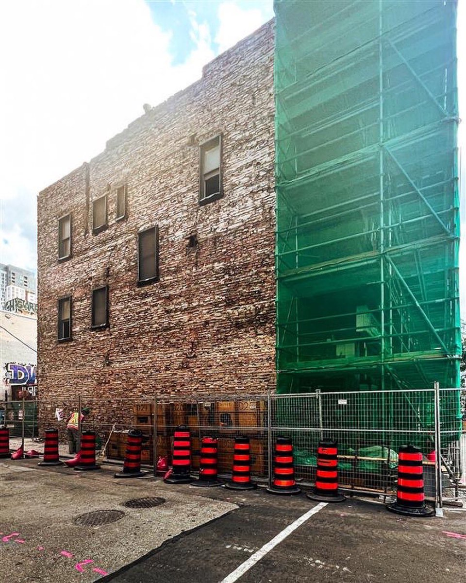 A sneak peak : @ontarioline Work has started on the future Queen-Spadina station. So far, teams have removed about 7,500 bricks to be cleaned and stored. Any bricks in good condition will eventually be used to construct the future station building. 

#OntarioLine