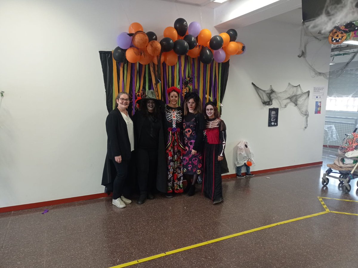 AmpaBulevar's tweet photo. ¡Feliz Halloween 🎃🎃🎃!
Nuestro Colegio Gloria Fuertes  ha celebrado esta actividad ¡terroríficamente divertida! 👻😈 Gracias a todos los miembros de la Junta directiva de la AMPA Bulevar  y a los padres y madres que han colaborado en la decoración y organización❤️ https://t.co/3NaWUcVmNL